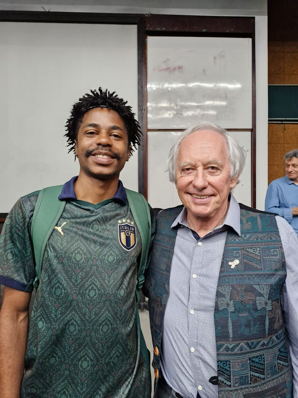 Carlos Minc ao final da palestra atende aos estudantes