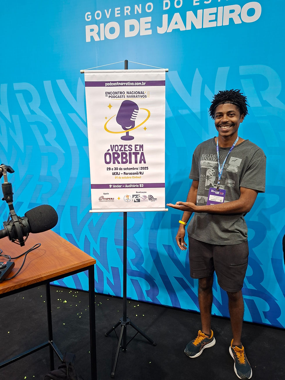 O estudante Carlos Roberto na exposição das atividades do Lunar