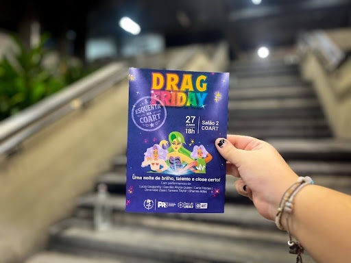 Flyer do evento Drag Friday na escada de acesso a Coart