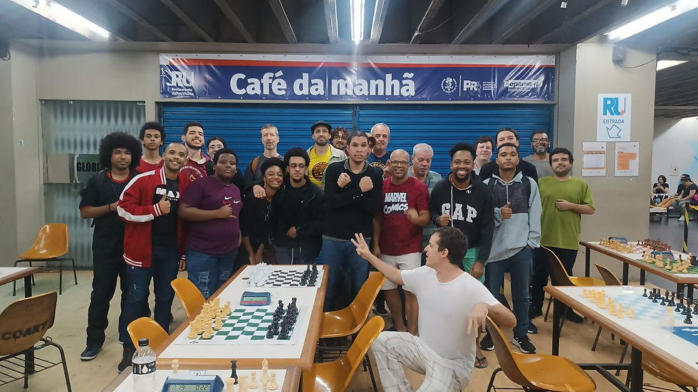 Enxadristas confraternizam após partida disputada