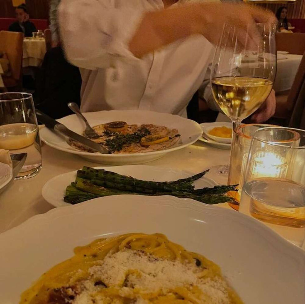 Exemplo de soft launch: jantar a dois com pratos em destaque e presença discreta do acompanhante.