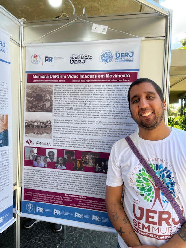Bolsista do “Memória Uerj em Vídeo” Raphael Pessoa em sua apresentação na 33ª Edição da Uerj sem Muros.