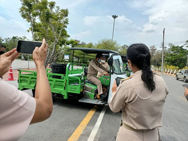 เจ้าหน้าที่ขับรถสามล้อสีเขียวและมีผู้หญิงถ่ายรูป นคร ระยอง