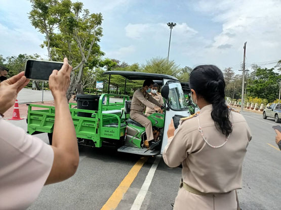 เจ้าหน้าที่ขับรถสามล้อสีเขียวและมีผู้หญิงถ่ายรูป นคร ระยอง