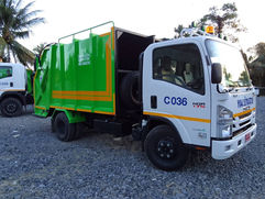 รถบรรทุกสีขาว C036 ISUZU พร้อมอุปกรณ์ขนส่งขยะใน นคร ระยอง