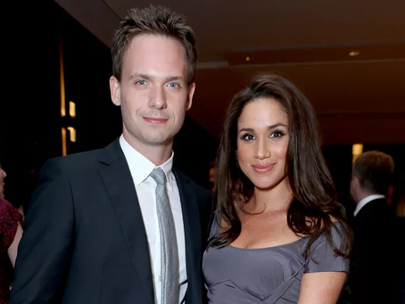 Parceiro de Meghan Markle em Suits, Patrick J. Adams, Publica Foto Inédita de Seus Dias como Atriz
