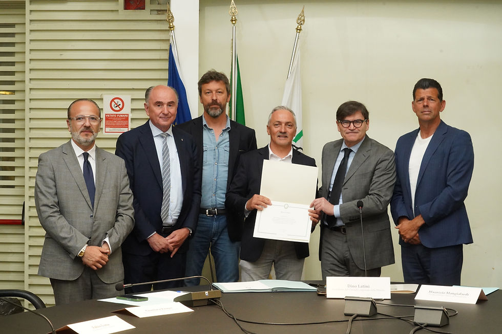 Buatti e Ronconi, al centro, con l'Encomio