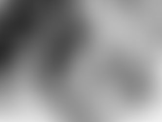 uomo elegante seduto con gambe accavallate calzini visibili abito formale stile maschile