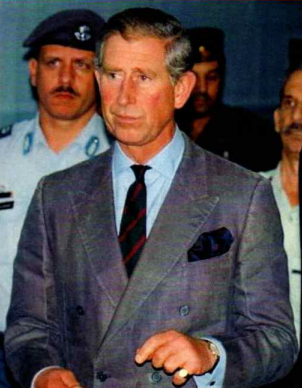 In questa foto, Carlo indossa una giacca in lino liscia e scolorita come una bandiera. "La grandezza del vestire è nel potere dell'attesa, che frena dalla schiavitù della perfezione"