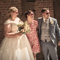 Brautpaar und Steffi tragen pinke Sonnenbrillen mit Leuchtturmmomente Logo
