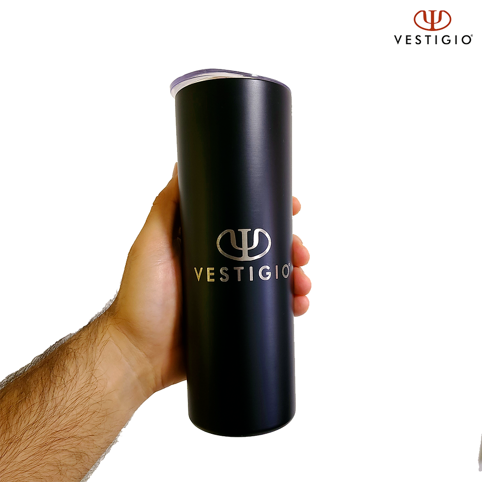 Mano sosteniendo termo negro VESTIGIO con logo sobre fondo blanco.