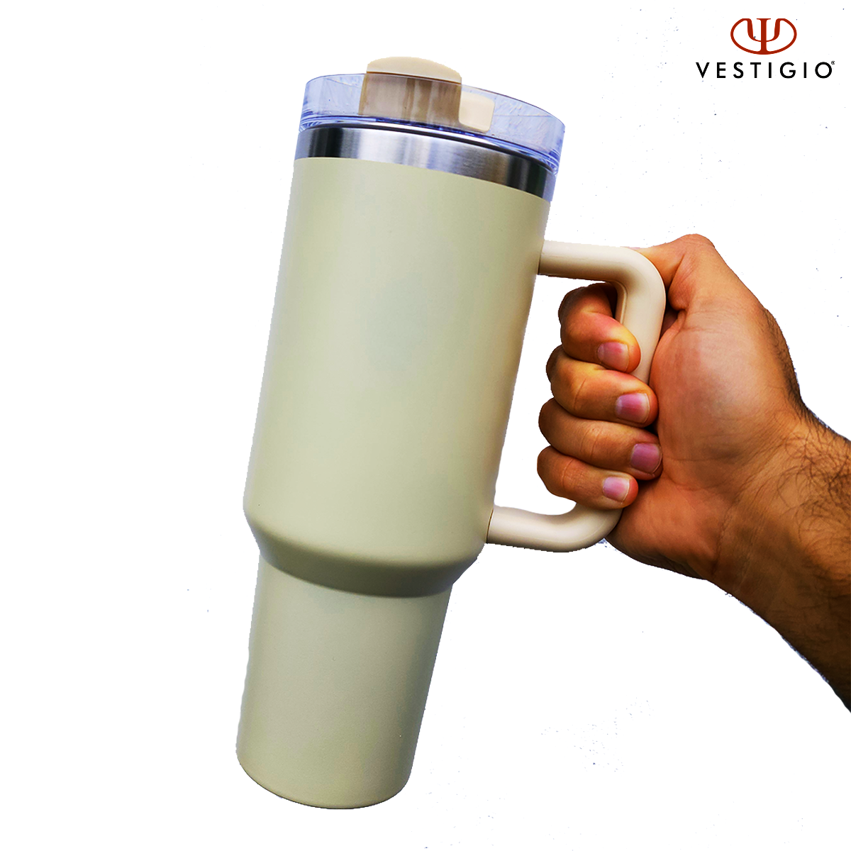 Mano sosteniendo termo color crema con asa, logo VESTIGIO.