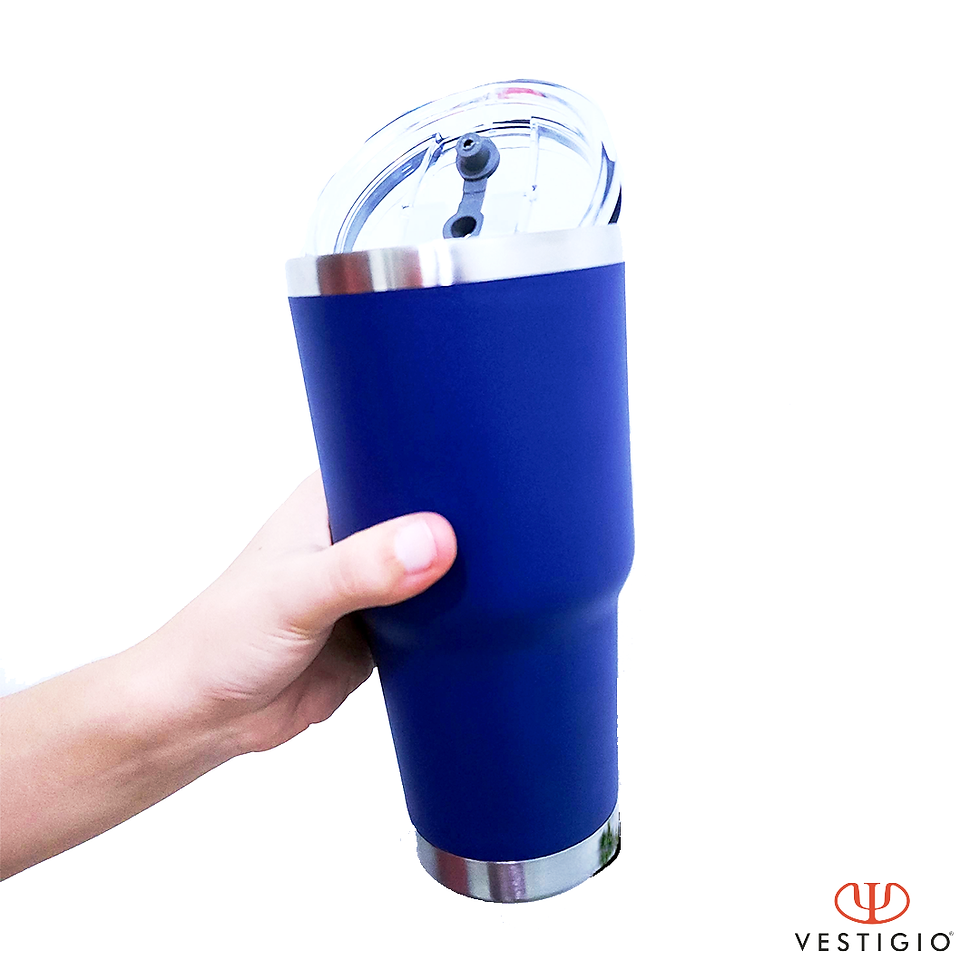 Miniatura: Mano sosteniendo vaso térmico azul con logotipo VESTIGIO, tapa transparente y pajita.