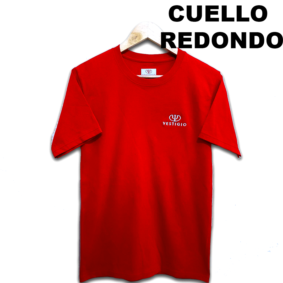 Camiseta roja con logo y texto "CUELLO REDONDO" sobre fondo blanco.