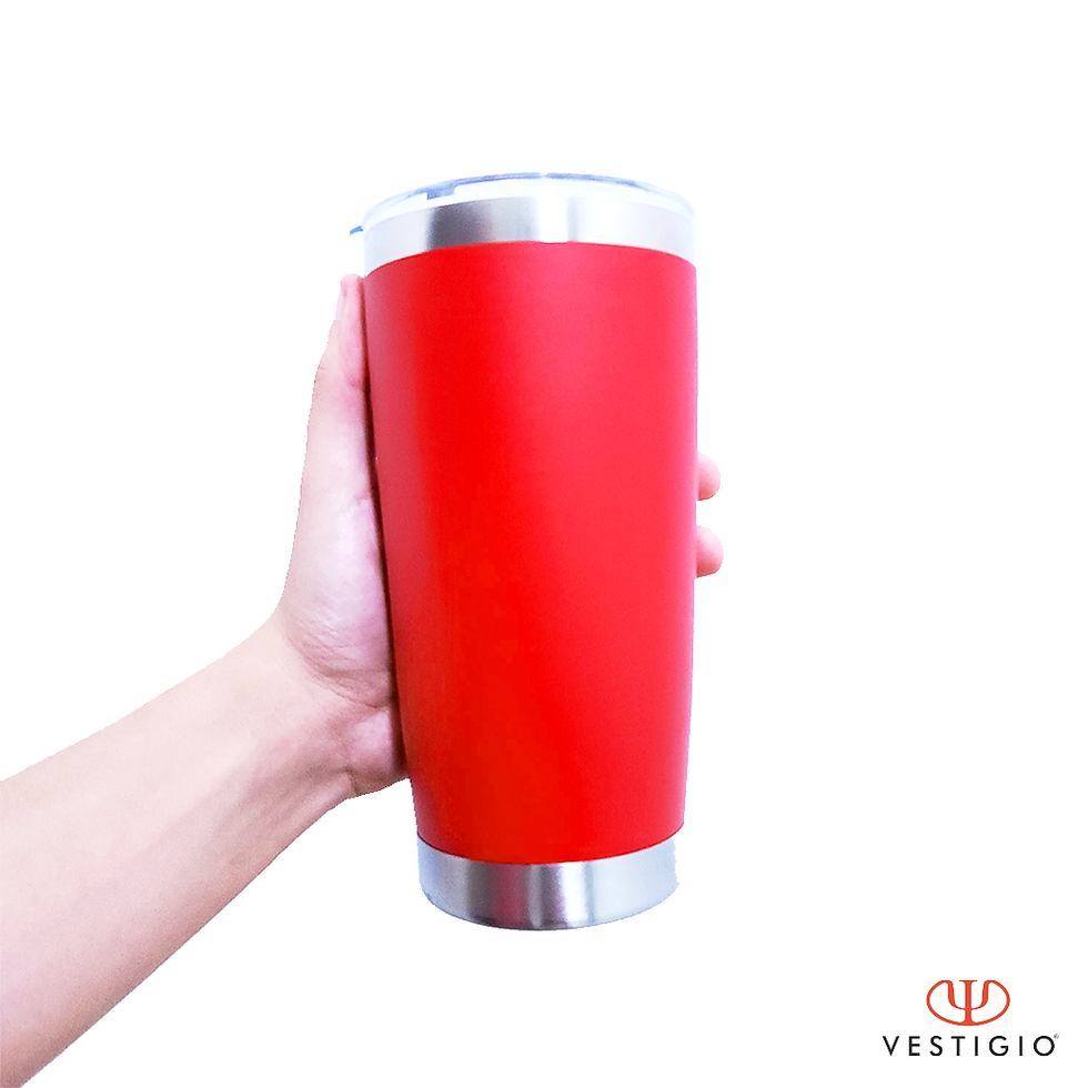 Mano sosteniendo vaso térmico rojo con detalles acero VESTIGIO.