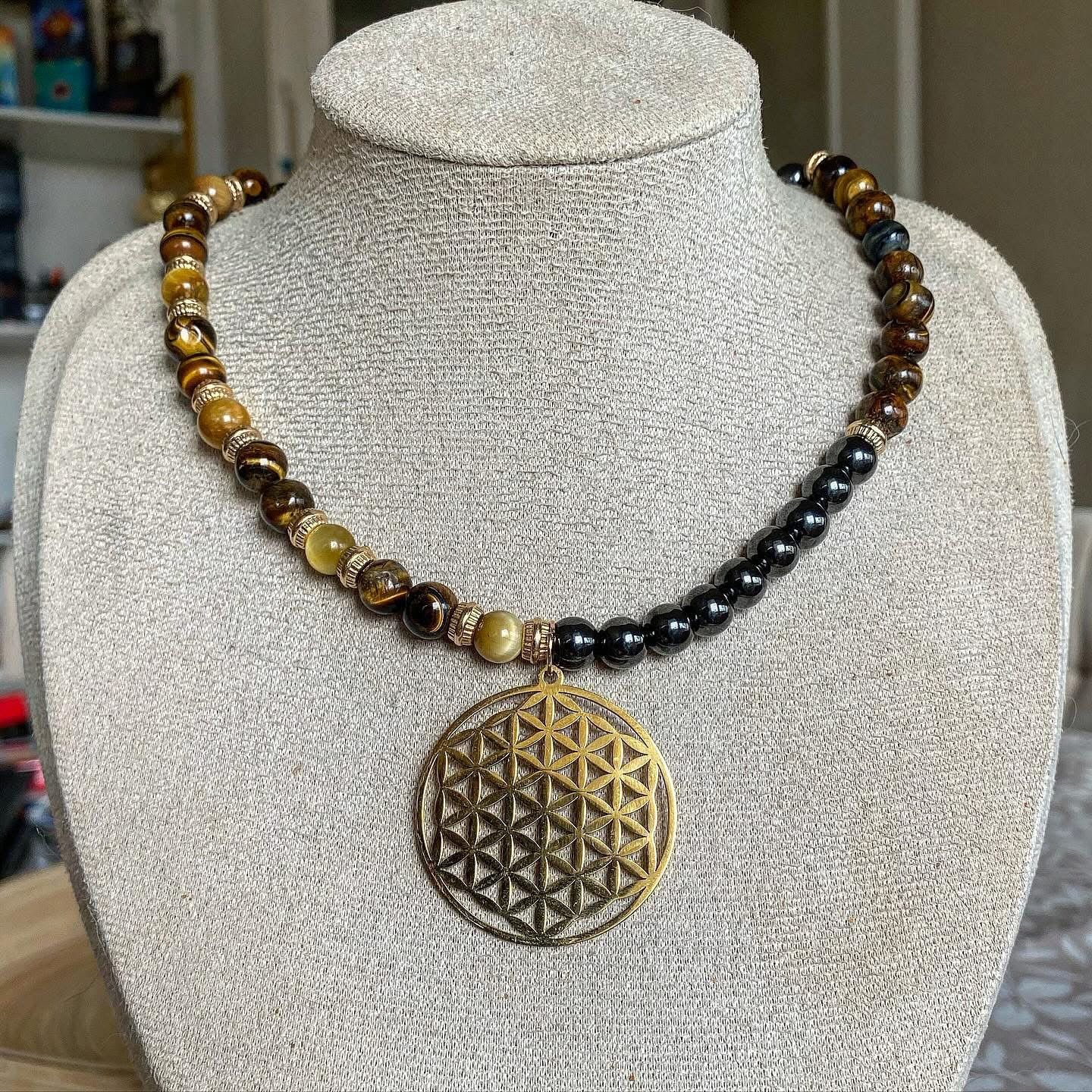 Présence Collier sacré : Hématite, Œil de Tigre beige & doré, Fleur de Vie 