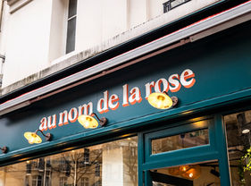 Au Nom de la Rose