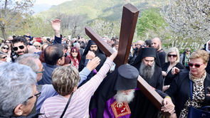 Ιερά Μονή Αγίων Αυγουστίνου Ιππώνος και Σεραφείμ του Σάρωφ: Την Μεγάλη Παρακευή στις 12 το μεσημέρι η αναπαράσταση των Παθών στο Τρίκορφο Φωκίδας