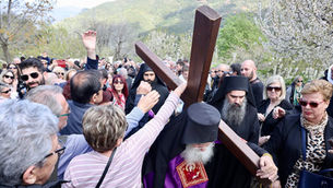 Ιερά Μονή Αγίων Αυγουστίνου Ιππώνος και Σεραφείμ του Σάρωφ: Την Μεγάλη Παρακευή στις 12 το μεσημέρι η αναπαράσταση των Παθών στο Τρίκορφο Φωκίδας