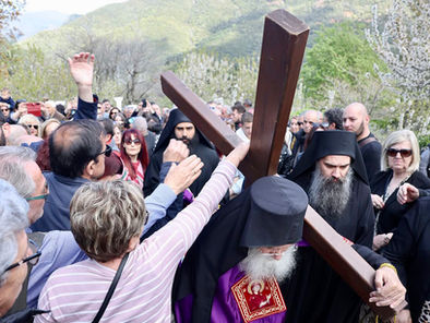 Ιερά Μονή Αγίων Αυγουστίνου Ιππώνος και Σεραφείμ του Σάρωφ: Την Μεγάλη Παρακευή στις 12 το μεσημέρι η αναπαράσταση των Παθών στο Τρίκορφο Φωκίδας