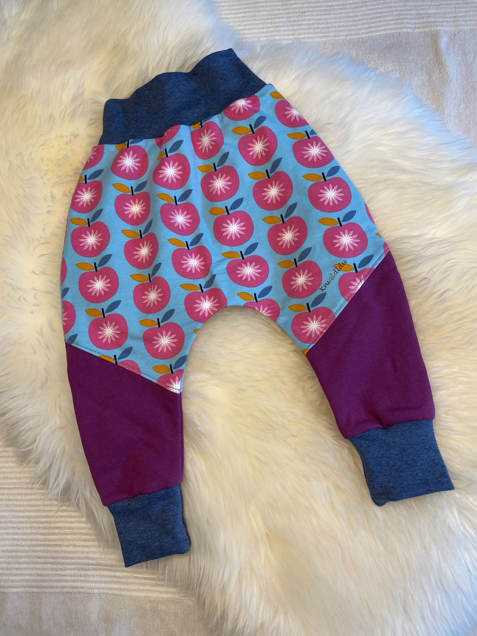 Trainerhose Knuddldu - Motiv Apfel - Grösse 80