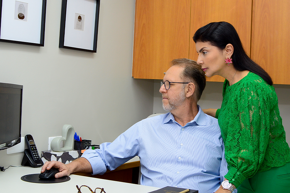 Dr. José Jorge e Dra. Fatima analisando os casos dos pacientes na clínica Odontológica Klincare Odontologia Integrada no Leblon, Rio de Janeiro
