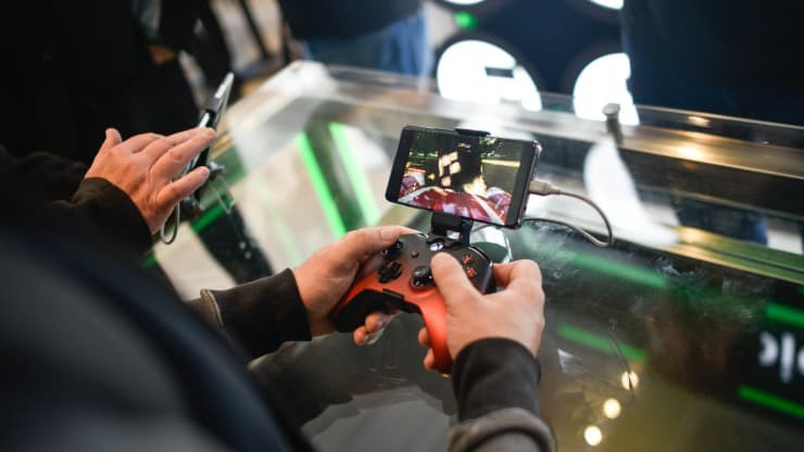 Một khách hàng chơi trên thiết bị Xbox xCloud tại cửa hàng Microsoft khai trương vào ngày 11 tháng 7 năm 2019 ở London, Anh (Ảnh: Peter Summers | Getty Images)