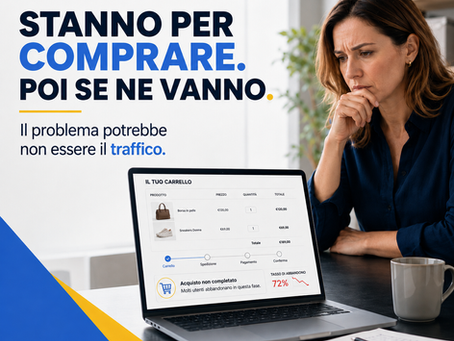 Donna che analizza un carrello e-commerce