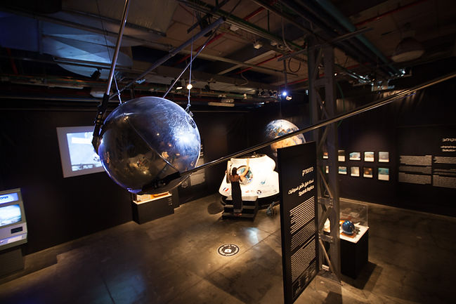 האדם והחלל מזוית גבוהה - ספוטניק-2950295