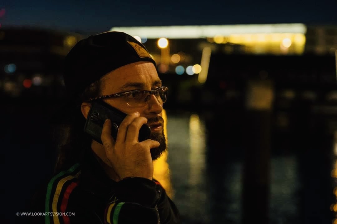 Sebastian podczas rozmowy telefonicznej