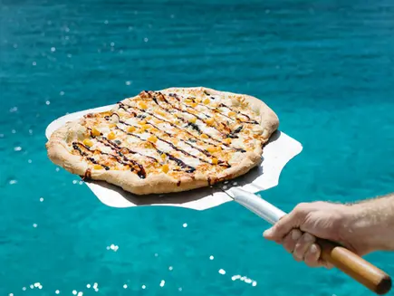 Dag 288 Nystekt Pizza liggende på en madrass!