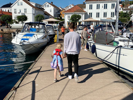 Gutta blir med videre et stykke!