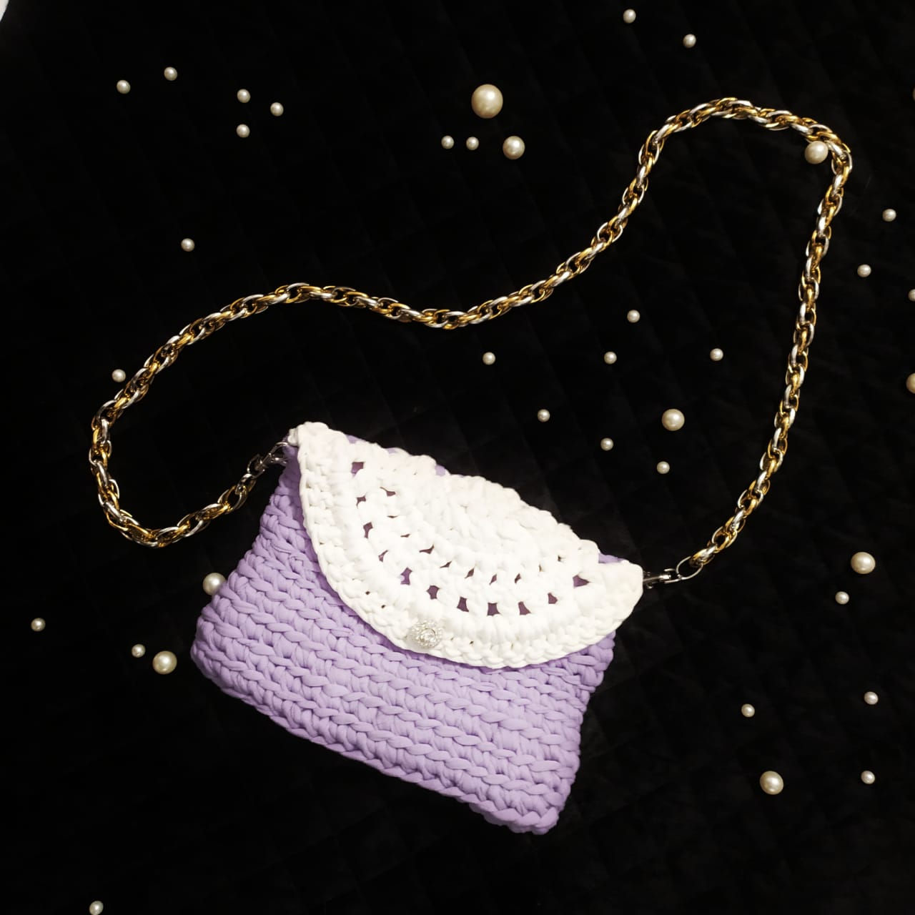 Bolso morado y blanco