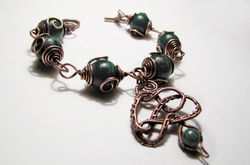 медный браслет с малахитом.