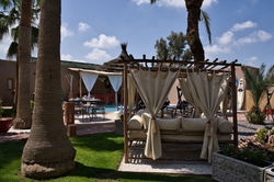 Bed de jour luxueux et jardin luxuriant à la Villa Jenny Lynn – Marrakech