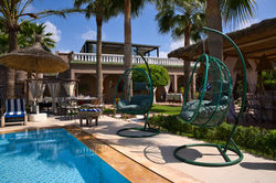Détente au bord de la piscine chauffée à débordement – Villa Jenny Lynn Marrakech