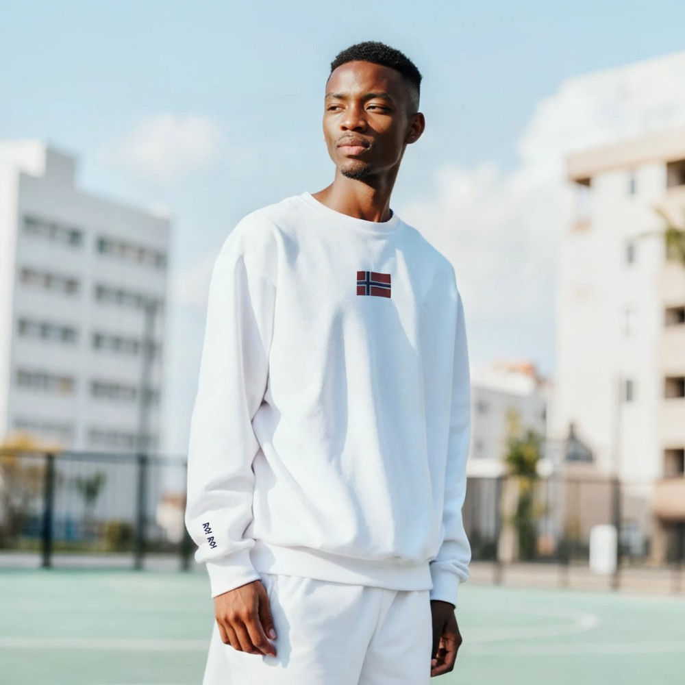 Unisex college sweatshirt with embroidered details
