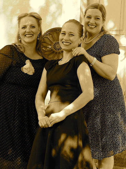 Aikakauden radiohiteillä höystettyä tarinointia siviilien elämästä ja tunnelmista sota-aikaan