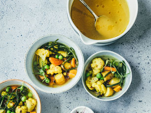 Bouillon de légumes au curry et haricots de mer.
