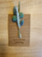 Miniaturbild: Karte aus Holz mit Tockenblumen