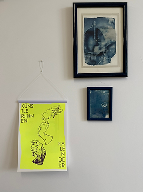 Künstler*innen Kalender an der Wand