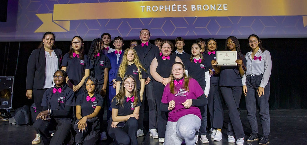 La classe de 2nde ABIL sur la scène du Grand Rex recevant leur Trophée Bronze