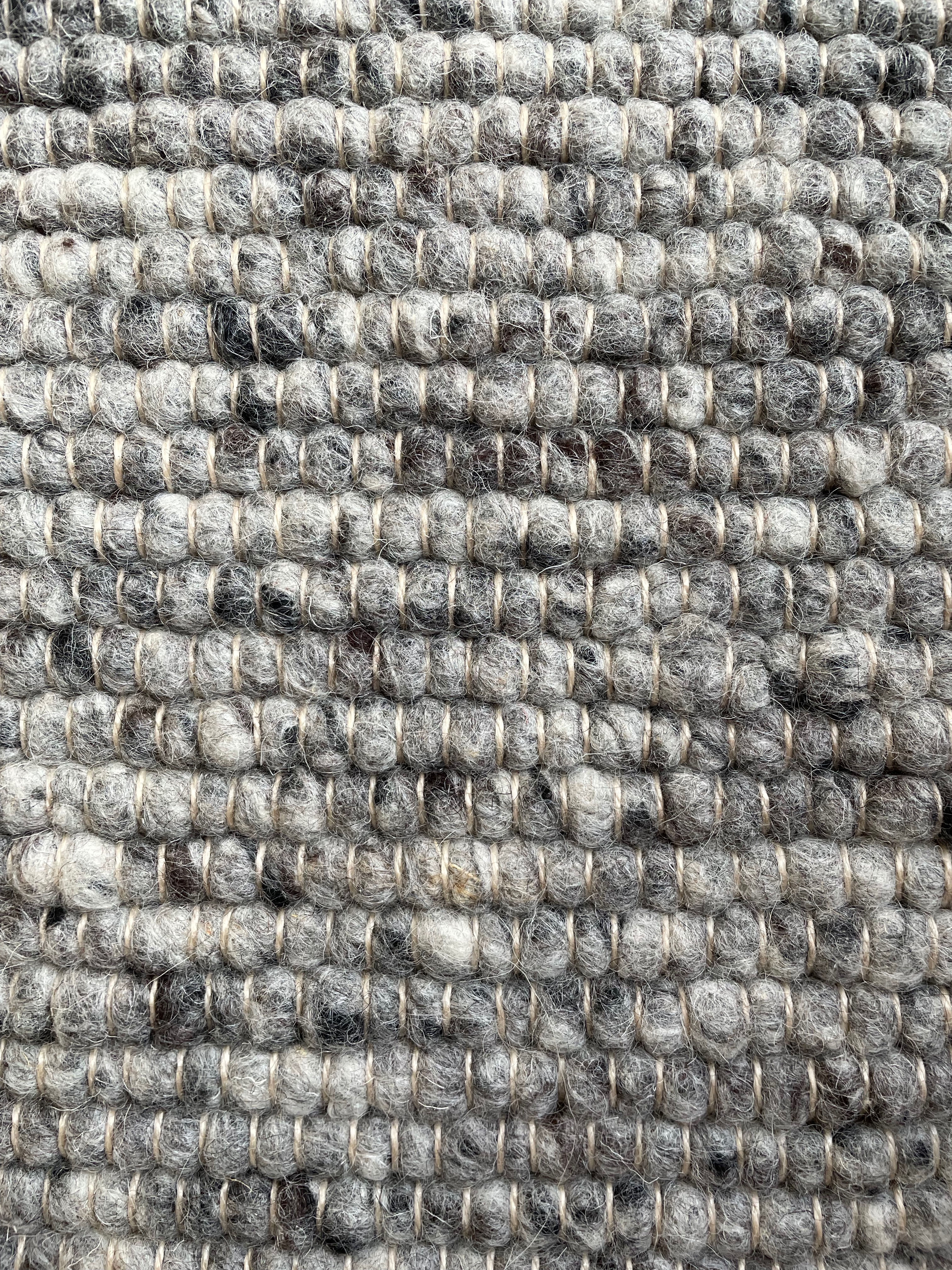 Tapis boule en laine gris chiné moyen