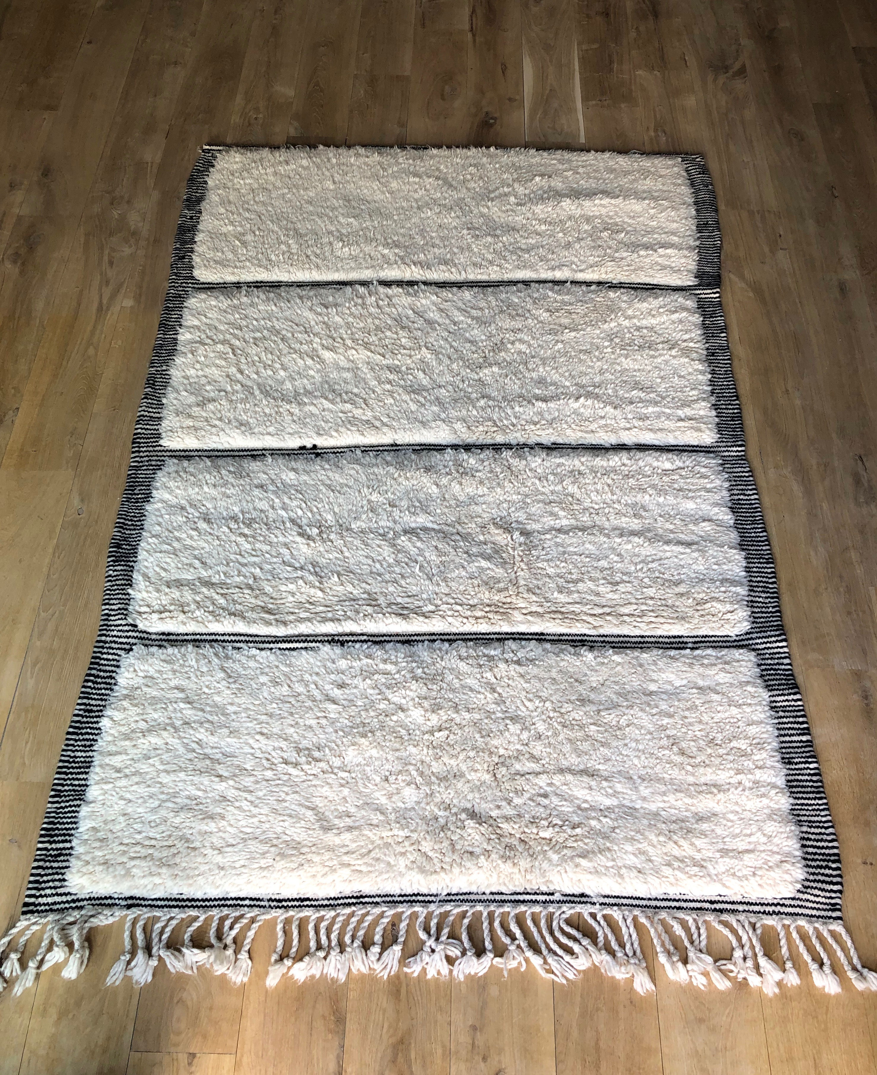 Tapis berbère noir et blanc graphique