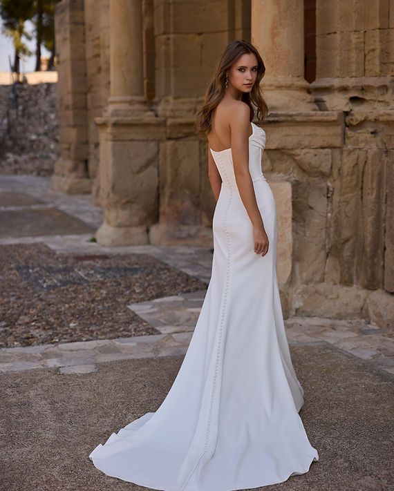 Veni-Infantino_Wedding_Dresses_At_June_Brides_Glasgow_Style_Haya_63041.