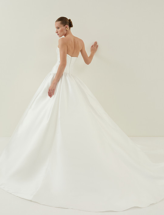 Demetrios_Wedding_Dresses_At_June_Brides_Glasgow_Style_Demetrios_Florianna_FL012.