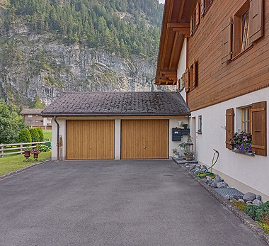 ferienwohnung_kandersteg_chalet_uszyt_aussen_back_parkplatz_02.jpg