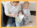 Mamma e bambina sedute a terra che leggono un libro insieme. Un momento di vicinanza che rappresenta il cambiamento nella relazione dopo la fine dell’allattamento. Life attività e servizi psicologici