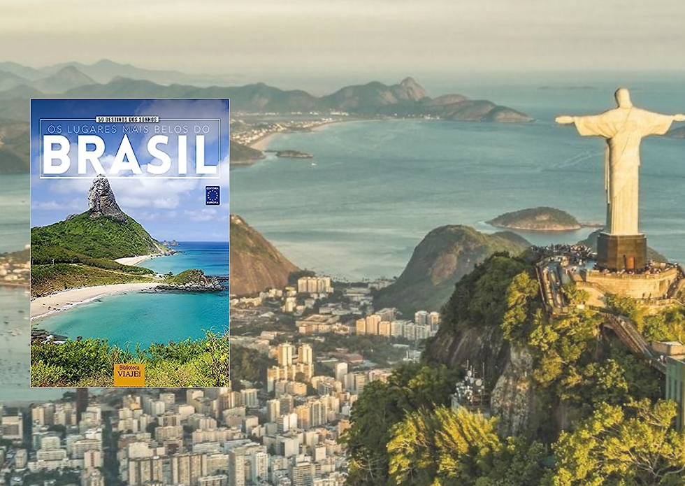 praia no Rio de Janeiro com o Cristo Redentor ao fundo
