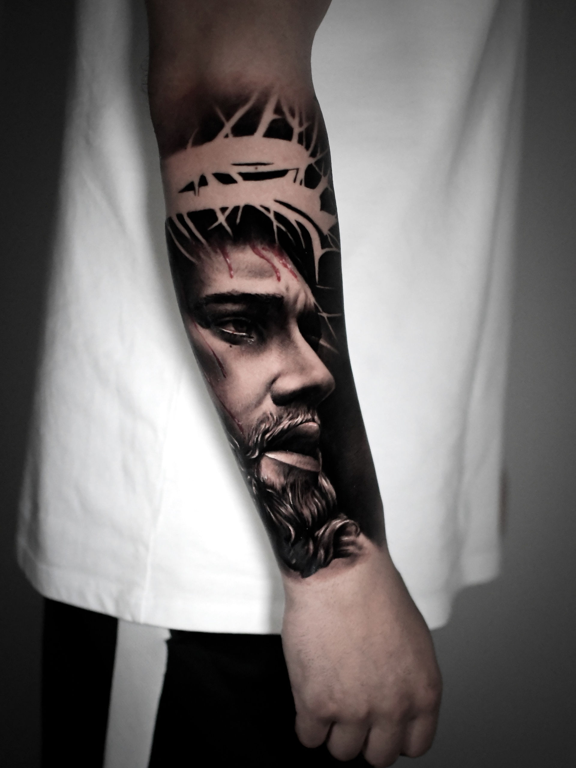 Jesus Tattoo realismus Arm tattoo realistic realistisch portrait dado visions, dado artist collective luzern  bng tattoo schwarzweiss, hyperrealismus